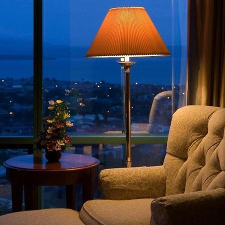Готель Marco Polo Davao Номер фото A table lamp
