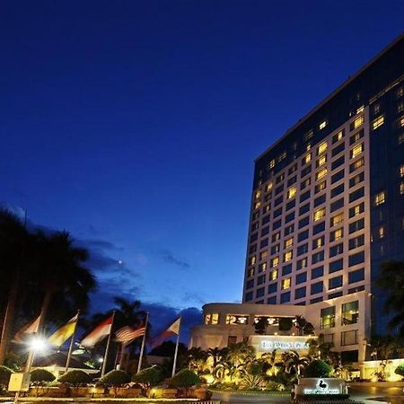 Готель Marco Polo Davao Екстер'єр фото The hotel at night