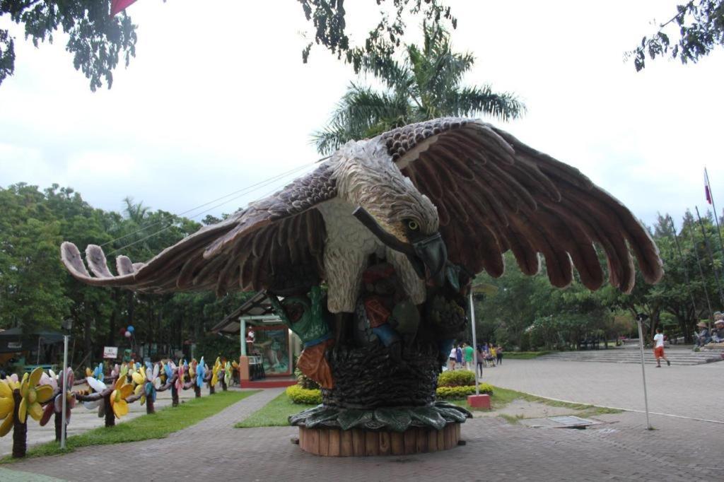Готель Marco Polo Davao Екстер'єр фото The Eagle statue at the entrance of the park