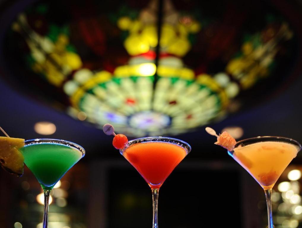 Готель Marco Polo Davao Екстер'єр фото Cocktails at the bar