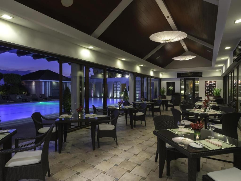 Готель Marco Polo Davao Екстер'єр фото The restaurant