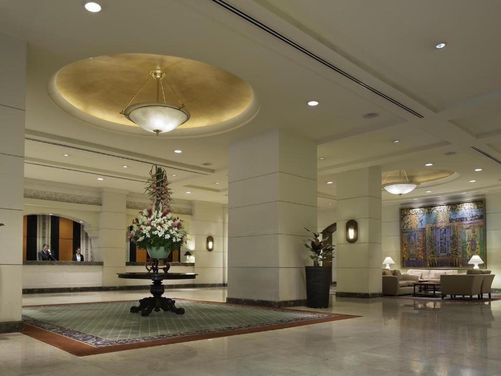 Готель Marco Polo Davao Екстер'єр фото The lobby of the Taj Bengal