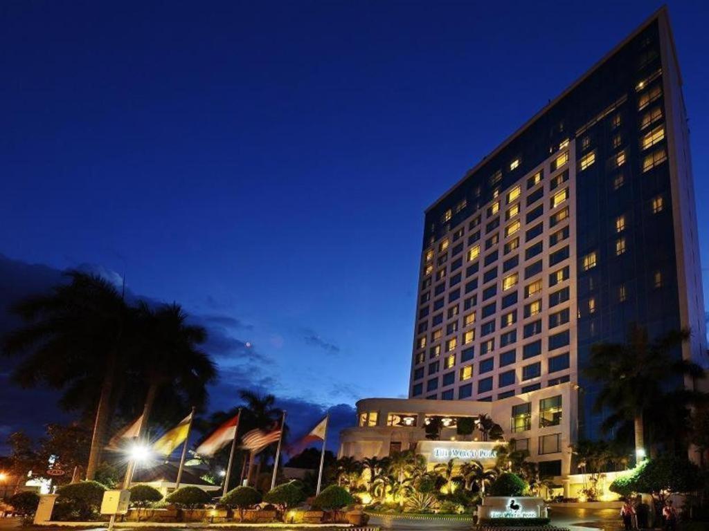 Готель Marco Polo Davao Екстер'єр фото The hotel at night