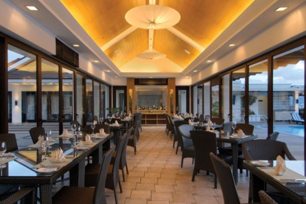 Готель Marco Polo Davao Екстер'єр фото The restaurant