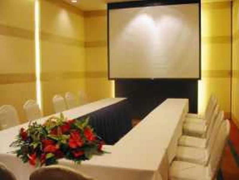 Готель Marco Polo Davao Екстер'єр фото A projection screen in a meeting room