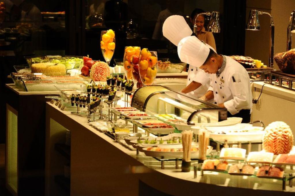Готель Marco Polo Davao Екстер'єр фото A buffet at a hotel