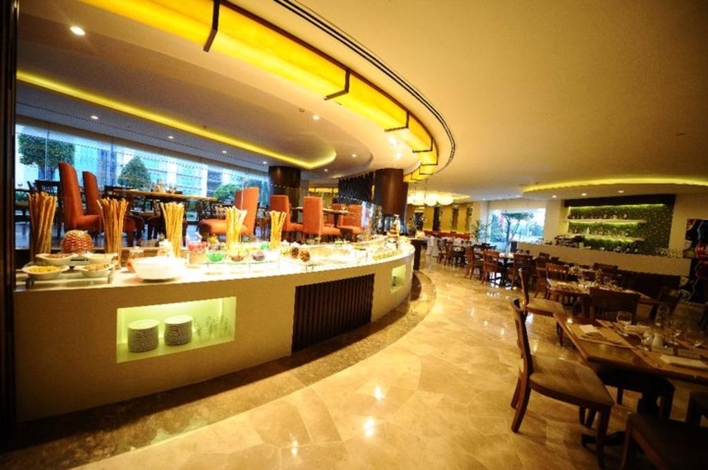 Готель Marco Polo Davao Екстер'єр фото The restaurant