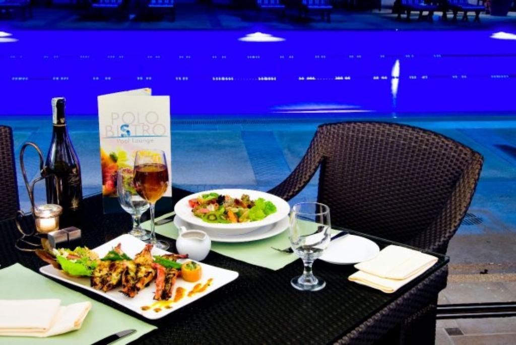 Готель Marco Polo Davao Екстер'єр фото Poolside dining at the hotel