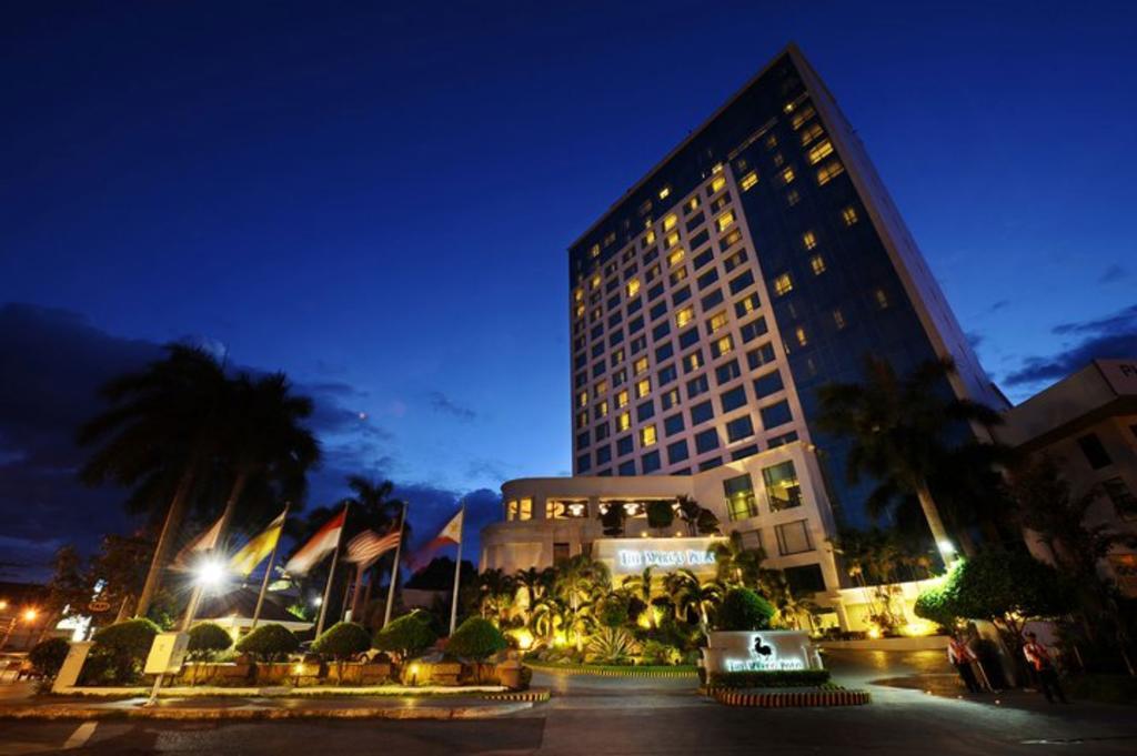 Готель Marco Polo Davao Екстер'єр фото The hotel at night
