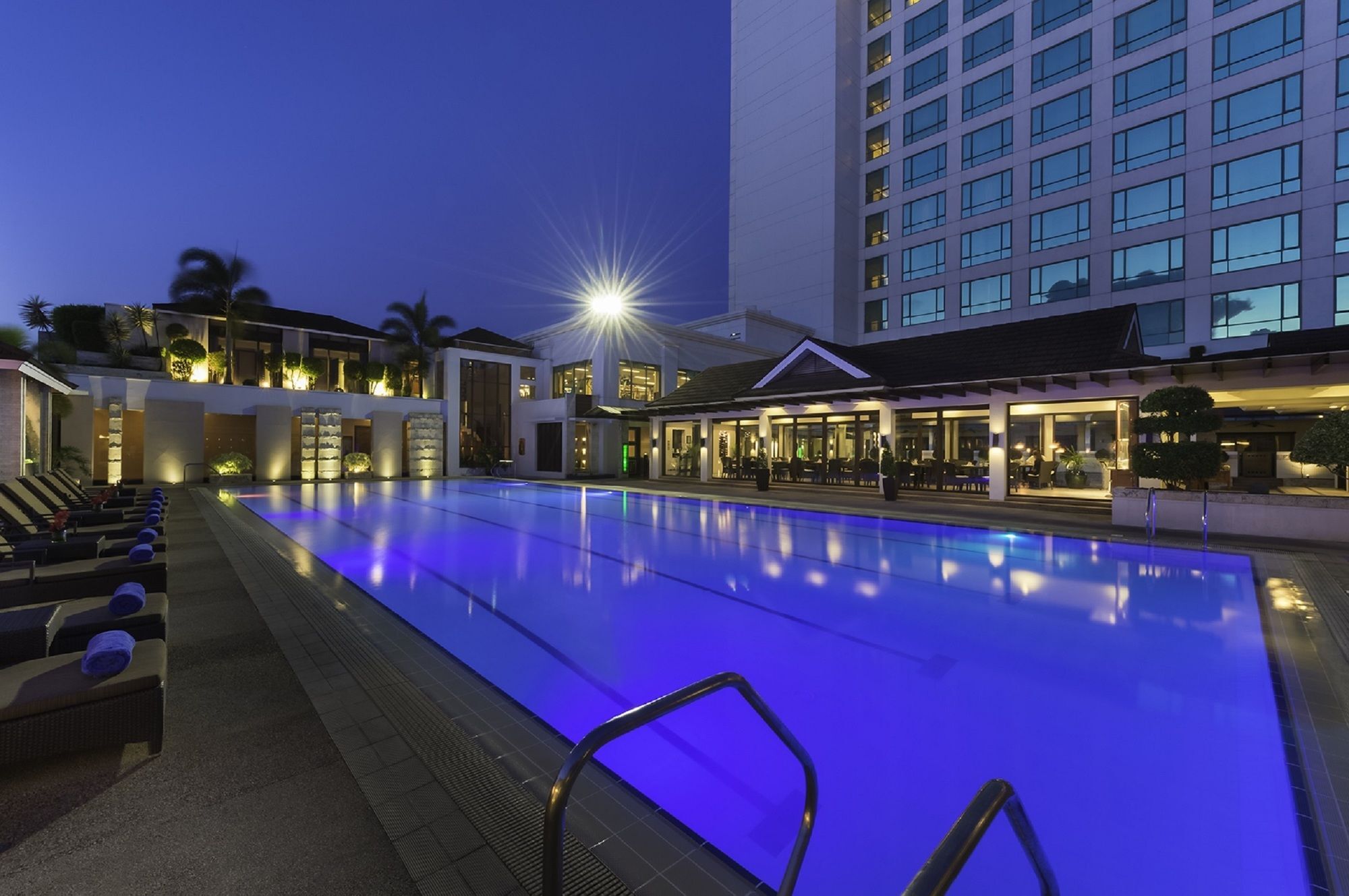 Готель Marco Polo Davao Екстер'єр фото The pool at the hotel