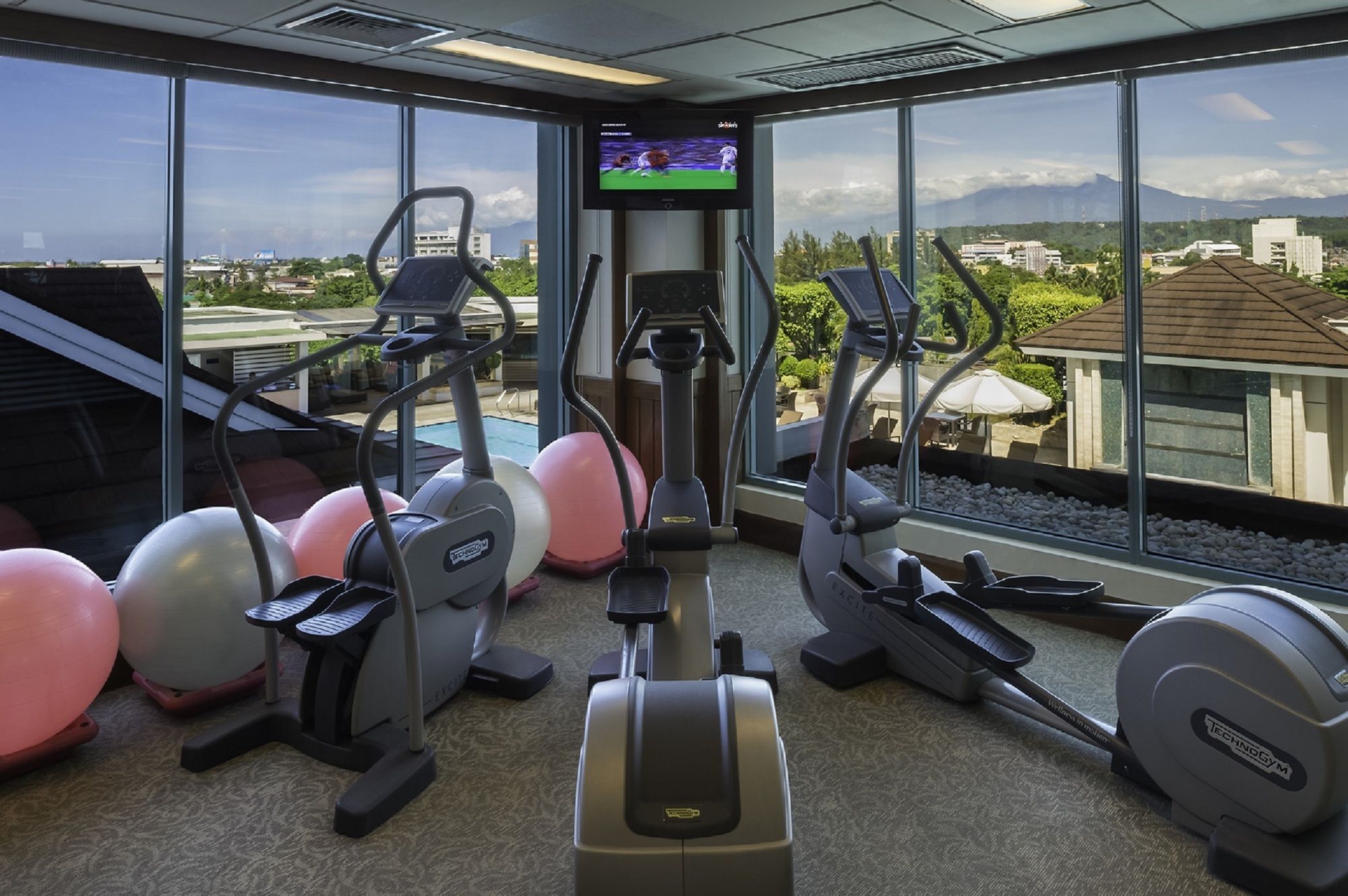 Готель Marco Polo Davao Екстер'єр фото The gym at the hotel