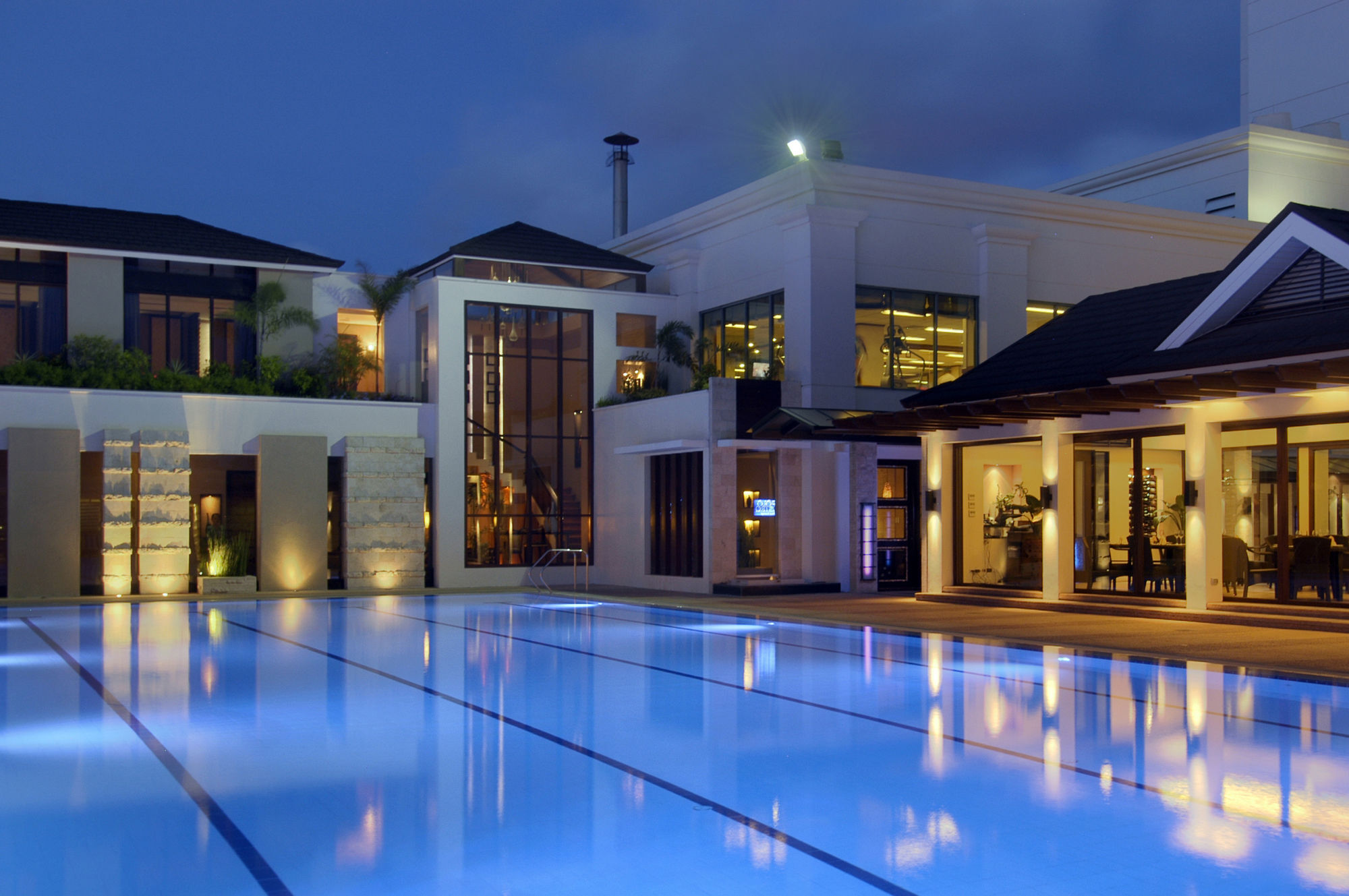 Готель Marco Polo Davao Екстер'єр фото The swimming pool at the Four Seasons Hotel, Nairobi