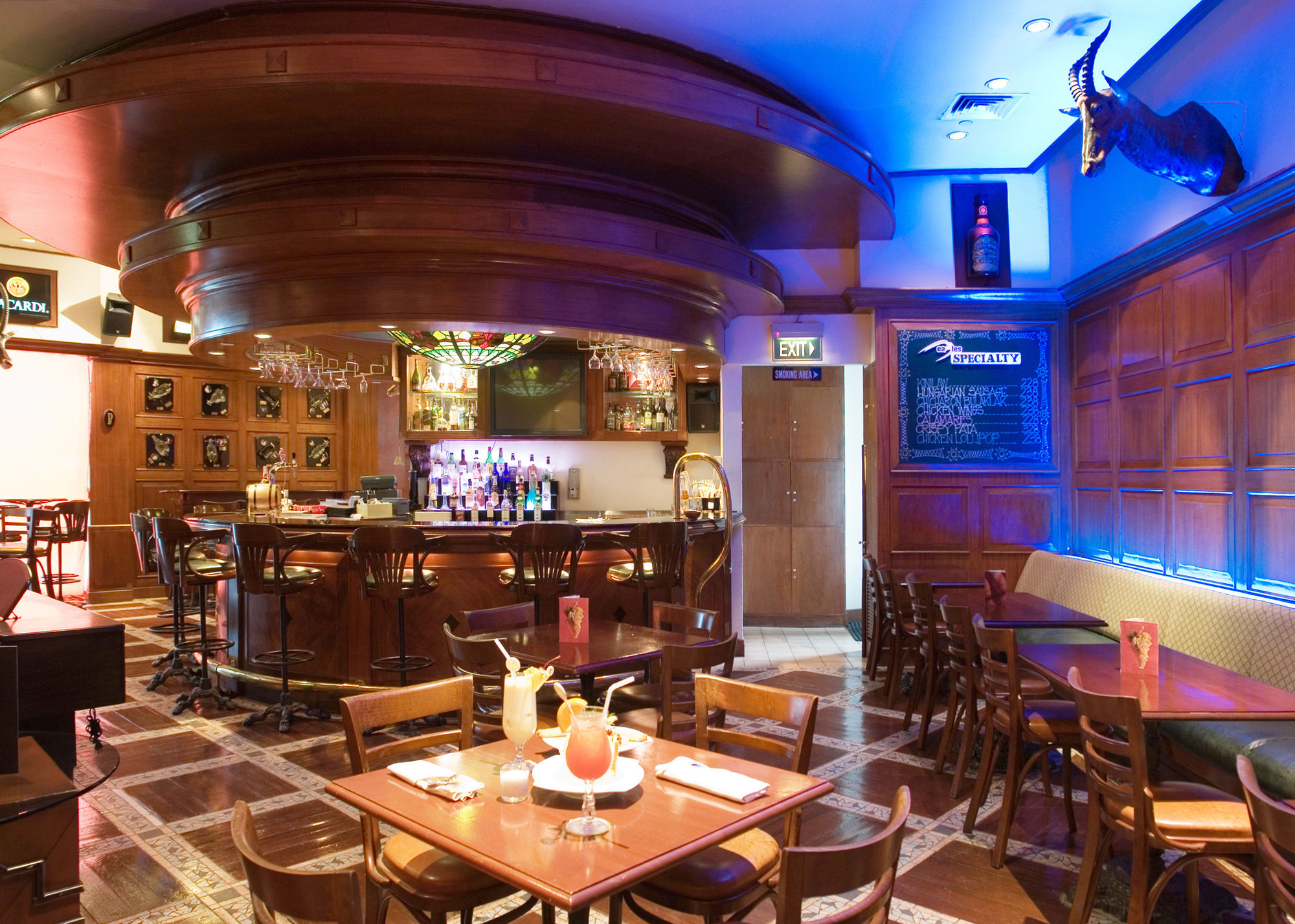 Готель Marco Polo Davao Екстер'єр фото The interior of a typical bar